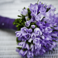 葬儀の際に飾られる花輪の値段や、選び方の注意点について